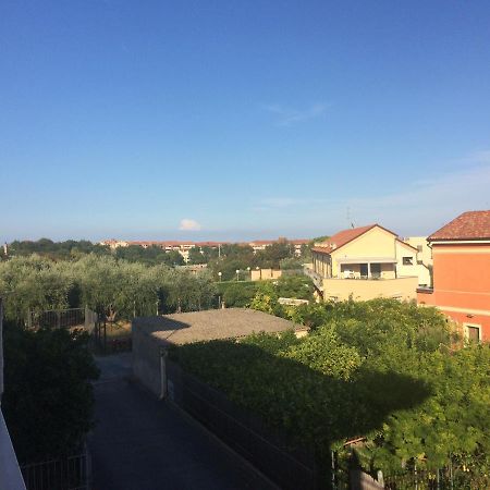 A Casa Di Nonna Luciana - Trilocale Con Giardino Apartment Ceriale Bagian luar foto